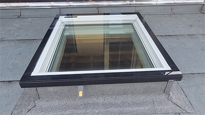 Flachdach Fenster von Velux mit Solarrollo